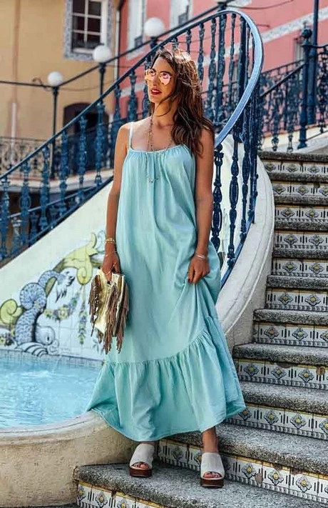 Robe turquoise et blanche